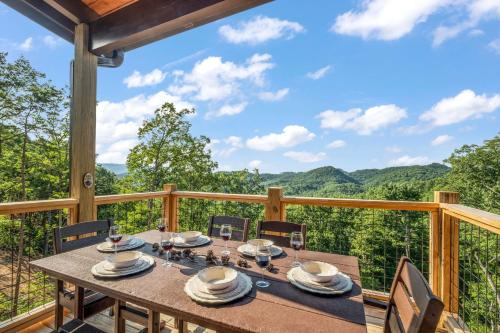 New / 3 King Suites / Sleeps12 / View / 5 mi to PF / Hot tub, Sevierville (zdjęcie 3)