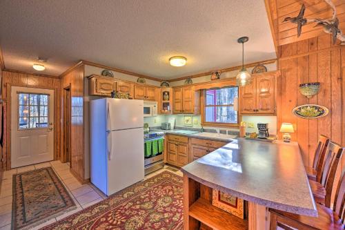 Serene Cabin with Riverfront Views and Access! in Fayetteville (TN)