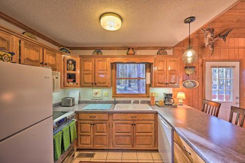 Serene Cabin with Riverfront Views and Access! in Fayetteville (TN)