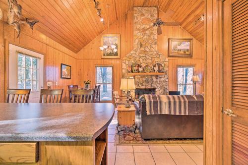 Serene Cabin with Riverfront Views and Access! in Fayetteville (TN)