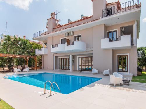 Inviting Villa in Anavissos with communal pool