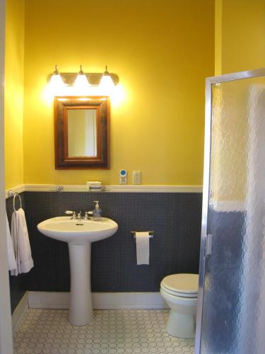Allegheny Street Bed & Breakfast - 화장실