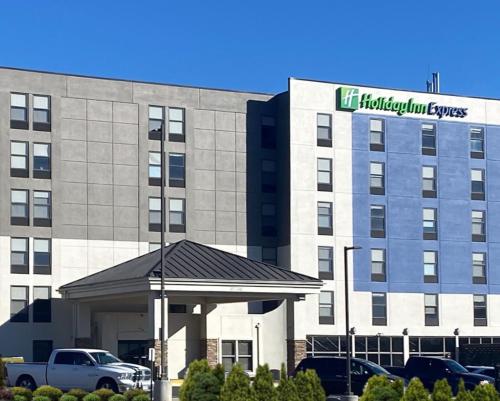 Holiday Inn Express & Suites Central Omaha, an IHG Hotel