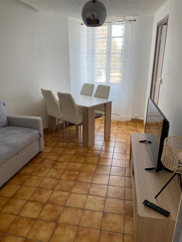 Charmant T2 au 1er dans résidence avec parc arboré (Charmant T2 au 1er dans residence avec parc arbore) in St Pierre Le Moutier