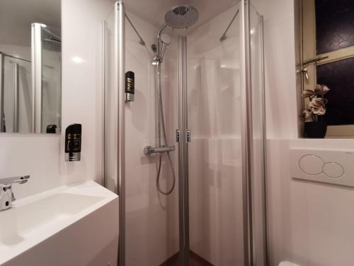 Twin Room with Private Bathroom image 4