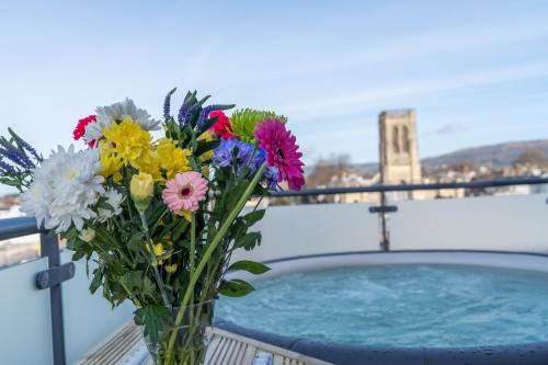 Central Penthouse With Hot Tub & Views 22