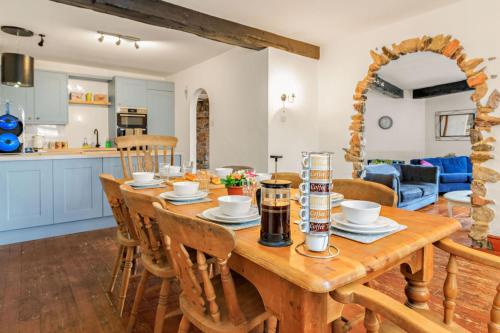 The Old Church House, 5 bed house half a mile from beach with roof terrace and parking gîte à louer Torquay Railway Station