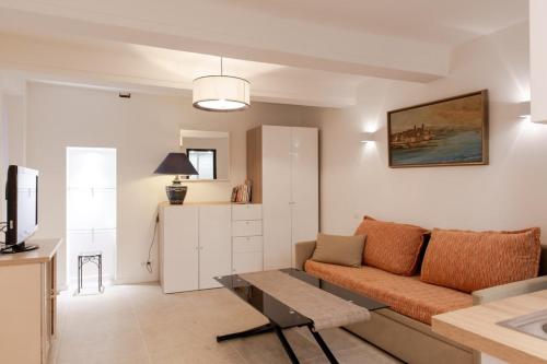 Air-conditioned furnished studio in a quiet area in the Viel Antibes