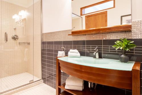 343380748 Retro Suites Hotel