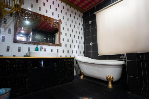 room detail thumbnail 2