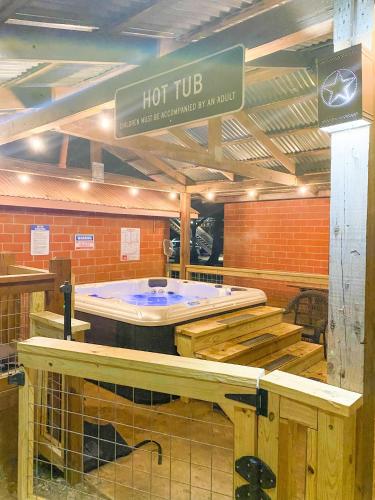 Geronimo Creek Retreat Glamping Cabin #3 - image 9