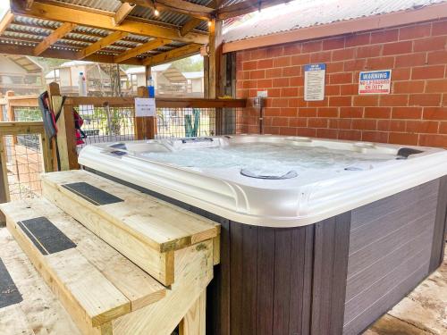 Geronimo Creek Retreat Glamping Cabin #0 - main image