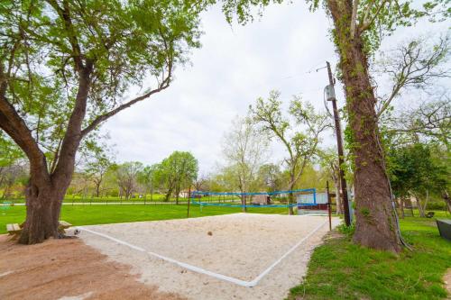 Geronimo Creek Retreat Glamping Cabin #0 - image 10