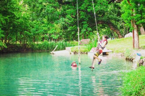 Geronimo Creek Retreat Glamping Cabin #2 - image 3