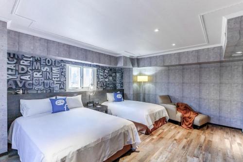 1 double bed, 1 twin bed