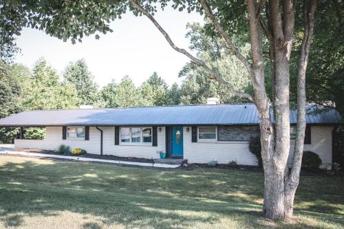 The Glamorous Retreat with Private Pool and Hot tub - Hickory