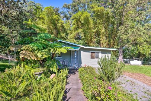 . Quiet Cottage on Picturesque Honokaa Orchard