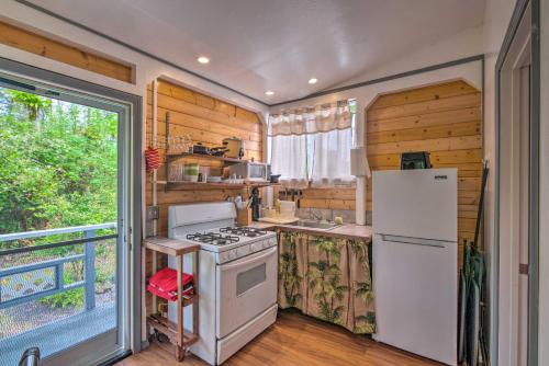 Cozy Pahoa Hideaway Near Black-Sand Beaches! in Leilani Estates (HI)
