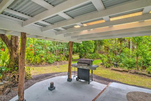 Cozy Pahoa Hideaway Near Black-Sand Beaches! in Leilani Estates (HI)