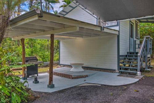 Cozy Pahoa Hideaway Near Black-Sand Beaches! in Leilani Estates (HI)