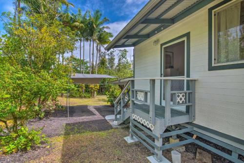 Cozy Pahoa Hideaway Near Black-Sand Beaches! - Tap to explore photos