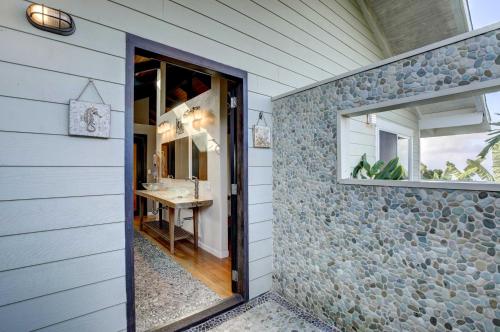Kailua-Kona House w/ Balcony & Ocean Views! in Kalaoa (HI)