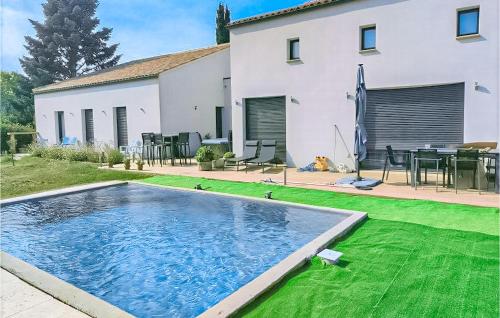 Nice home in Malaucène with WiFi, Outdoor swimming pool and 4 Bedrooms gîte à louer Entrechaux