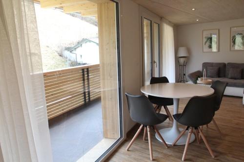 Erkély/terasz, Mountain Oasis Apartment Kandersteg-Adelboden in Kandergrund