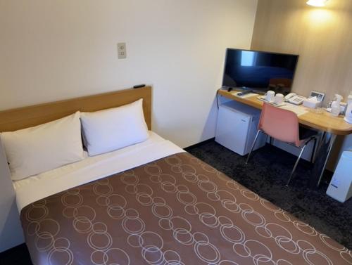 a hotel room with a bed and a desk, Hotel Select Inn Sano Ekimae in Sano