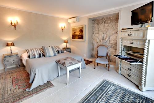 1 king bed, 1 sofa bed