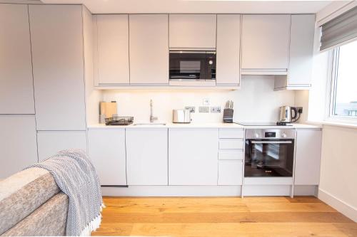 Picture of Two Bed Flat With Wrap Around Terrace Near Legoland, Windsor, Tube Station