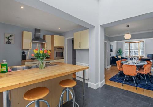 The Townhouse By My Getaways Free Parking - image 3