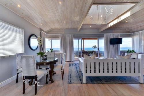 設施, 歌唱壺海灘山林小屋 (Singing Kettle Beach Lodge) in 普利登堡灣