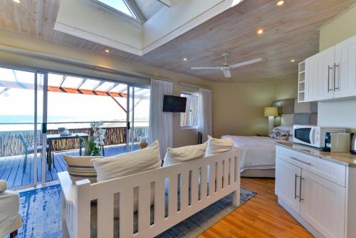 設施, 歌唱壺海灘山林小屋 (Singing Kettle Beach Lodge) in 普利登堡灣