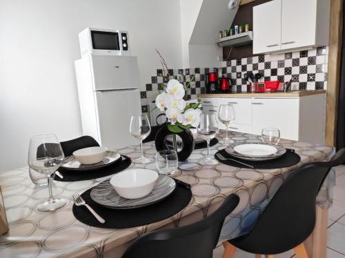 Konyha, Le 4midable - Chaleureux 2 pièces (Le 4midable - Chaleureux 2 pieces) near Nantes Atlantique repülőtér