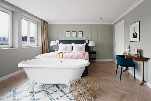 Deluxe Double Room with Bathtub