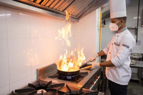 餐飲選擇, The Crescent in 帕納吉