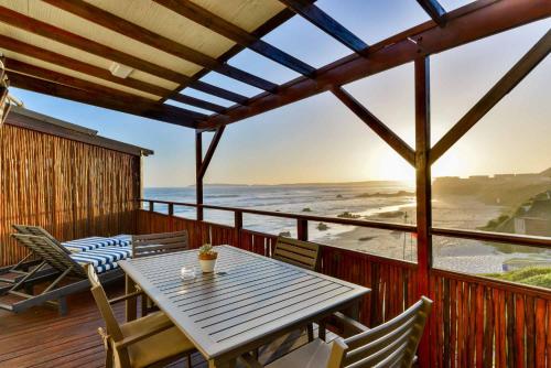 balkon/terras, Singing Kettle Beach Lodge in Keurboomstanu