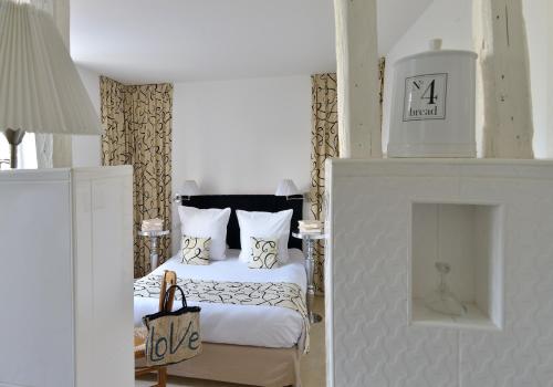. Logis Hôtels Restaurant Les 3 Rois
