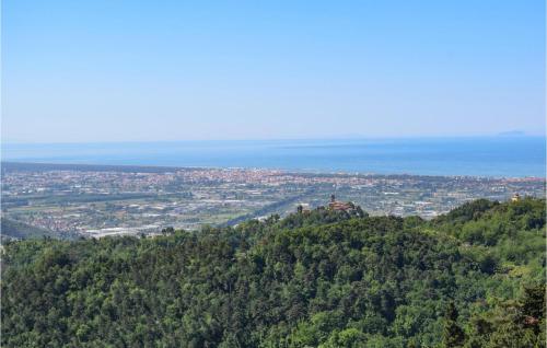 Stunning Apartment In Camaiore With Kitchen