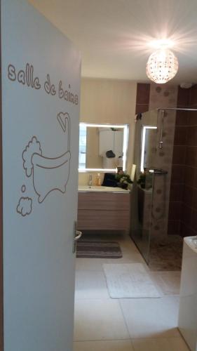 Vannas istaba, Chambre chez l'habitant LGBT près de la plage naturiste de Granville (Chambre chez l'habitant LGBT pres de la plage naturiste de Granville) in Breville-Sur-Mer