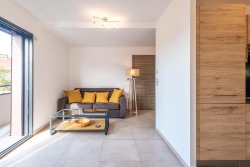 Pleasant Apartment Close To The City Center With Furnished Terrace & Garage