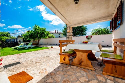 Charming House Nino with a fenced yard