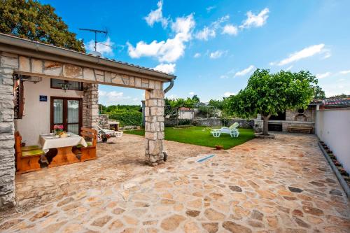 Charming House Nino with a fenced yard