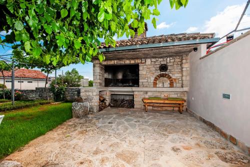 Charming House Nino with a fenced yard