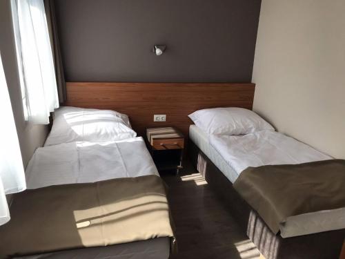 1 queen bed, 1 double bed, 2 twin beds