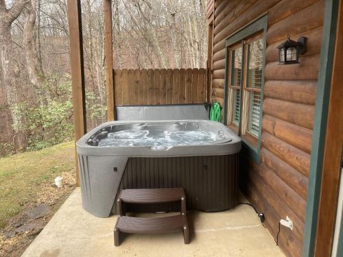 New Listing! Poppy's Great Escape - 4 Bed 4 Bath - Hot Tub