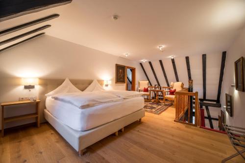 1 king bed, 1 sofa bed