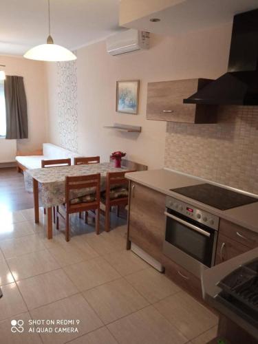 ห้องครัว, Besenyei Apartman in ซาร์วาร์