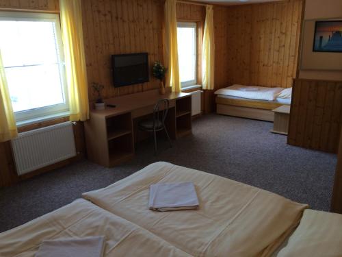 1 queen bed, 1 twin bed
